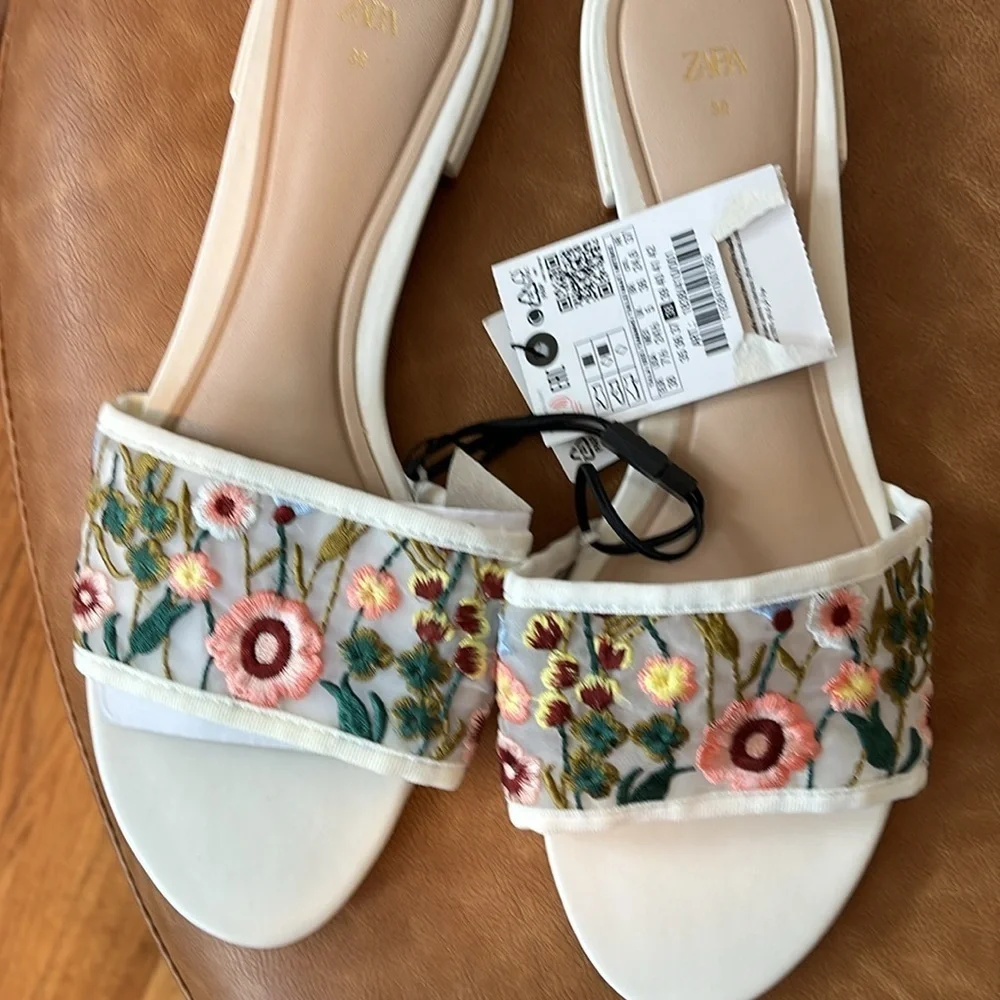 NEW ZARA  EMBROIDERED FLOWER SUMMER/VACATION SANDAL SIZE 7.5
🚨NO DISCOUNT - Picture 3 of 8